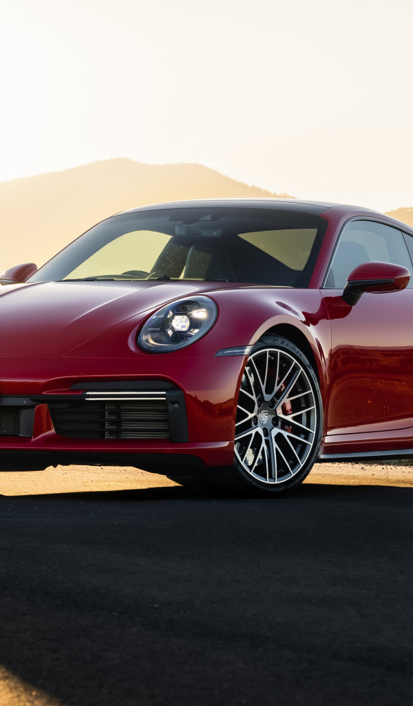 Красный автомобиль Porsche 911 Turbo 2021 года