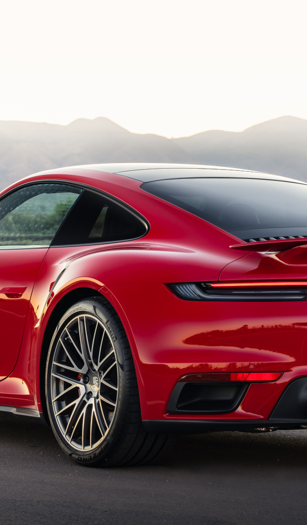 Красный автомобиль Porsche 911 Turbo 2021 года вид сзади