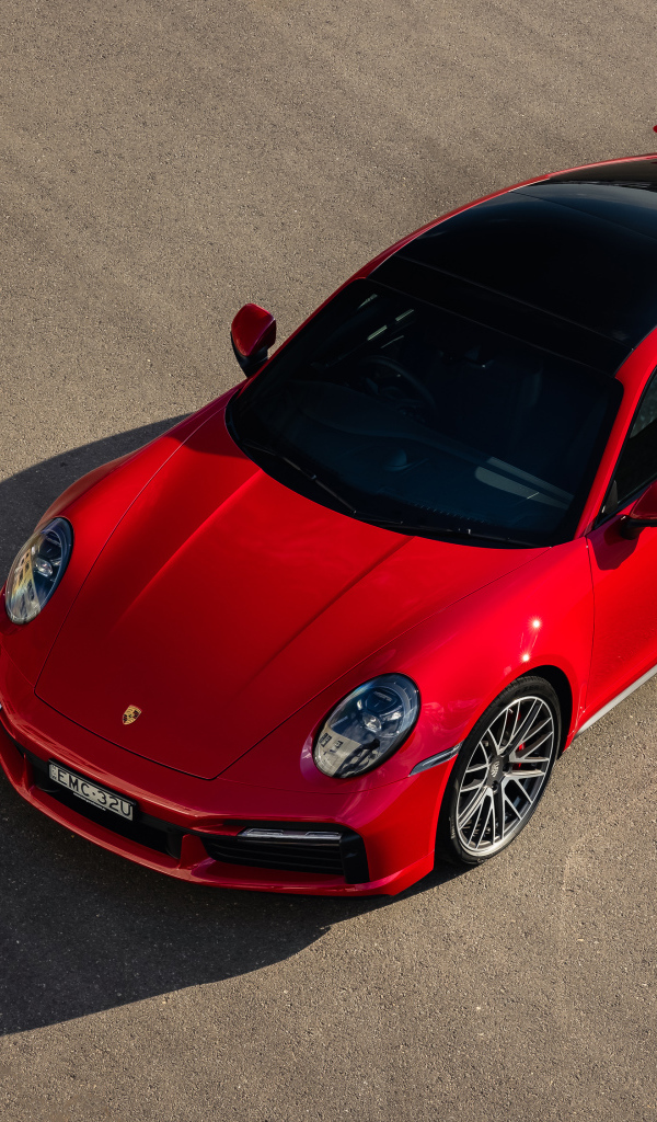 Красный автомобиль Porsche 911 Turbo 2021 года вид сверху