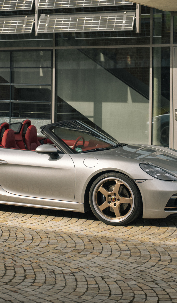 Спортивный кабриолет Porsche Boxster 25 Jahre 2021  года у дома