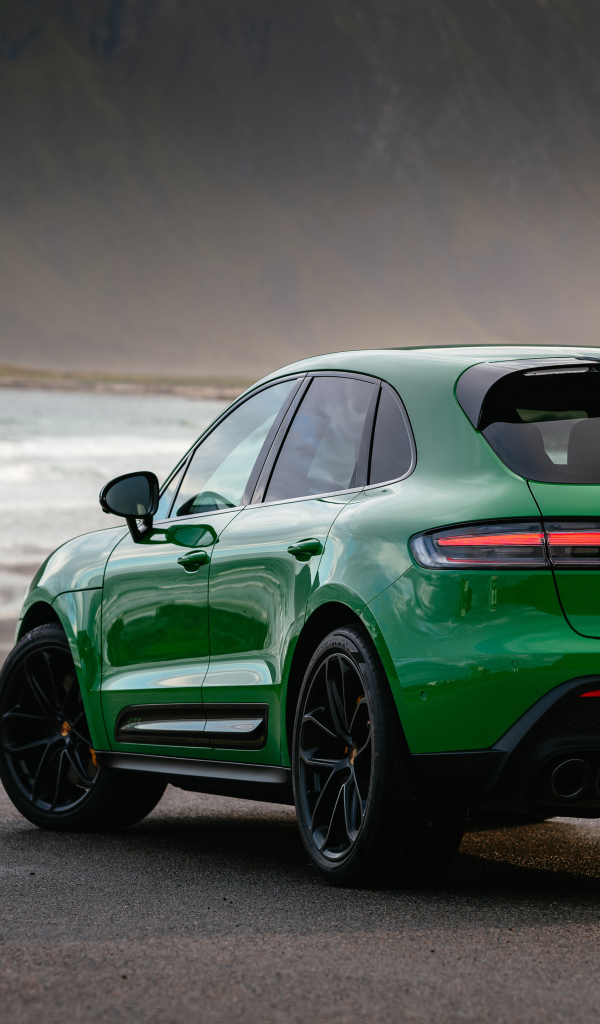 Автомобиль Porsche Macan GTS Sport Package 2021 года вид сзади