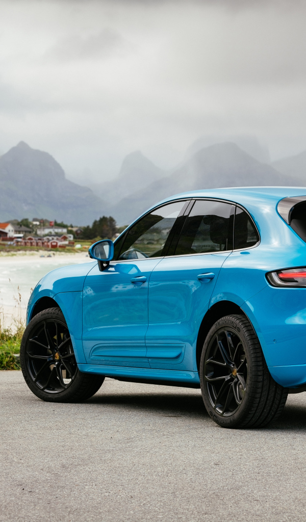 Голубой автомобиль Porsche Macan 2021 года вид сзади