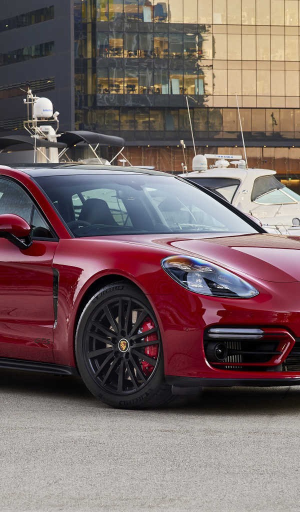 Красный автомобиль Porsche Panamera GTS 2021 года