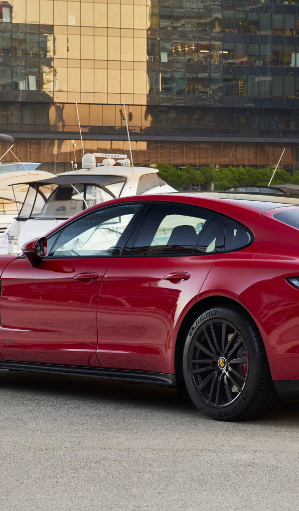 Красный автомобиль Porsche Panamera GTS 2021 года вид сзади