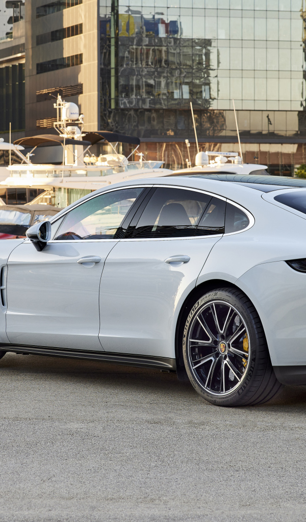Белый автомобиль Porsche Panamera Turbo S 2021 года вид сзади