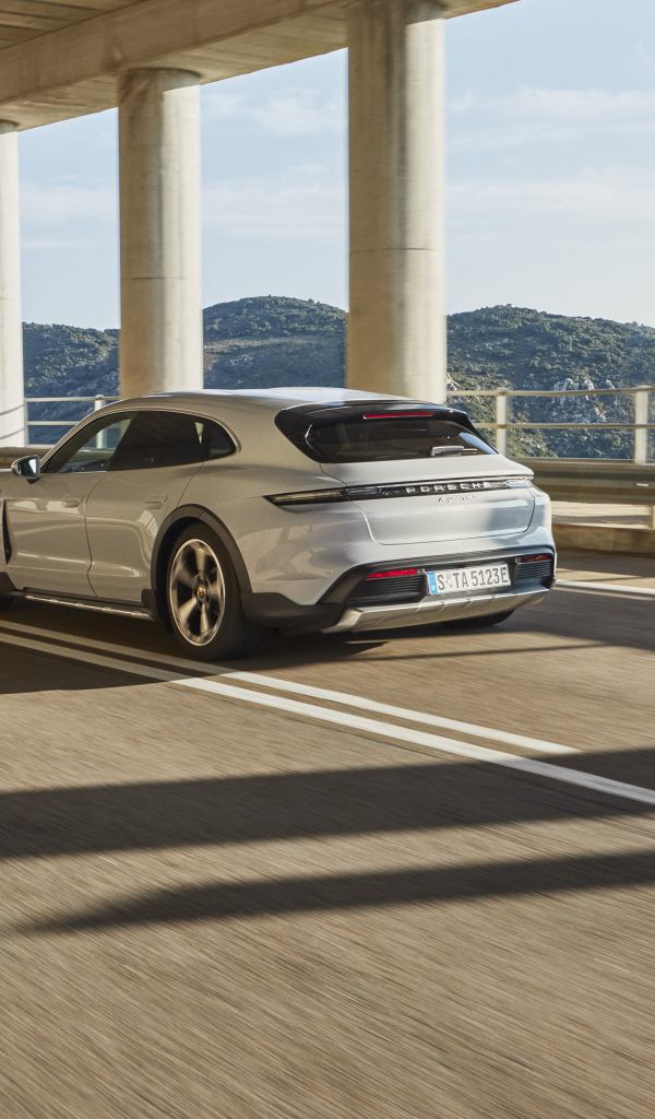 Внедорожник Porsche Taycan 4S Cross Turismo 2021 года на мосту