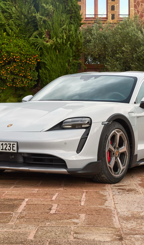Автомобиль Porsche Taycan 4S Cross Turismo 2021 года у стены