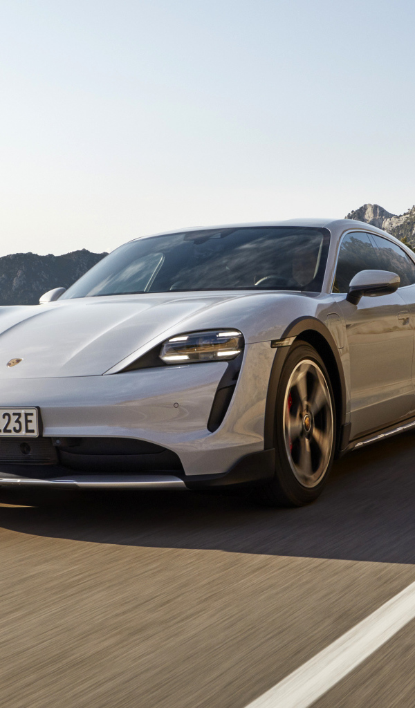 Автомобиль Porsche Taycan 4S Cross Turismo 2021 года на трассе в горах