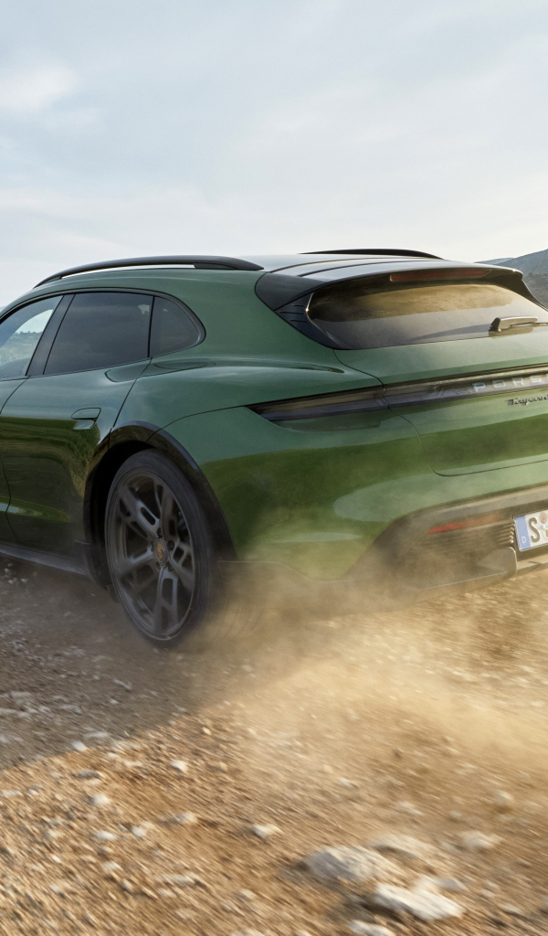 Кроссовер Porsche Taycan Turbo S Cross Turismo 2021 года на дороге