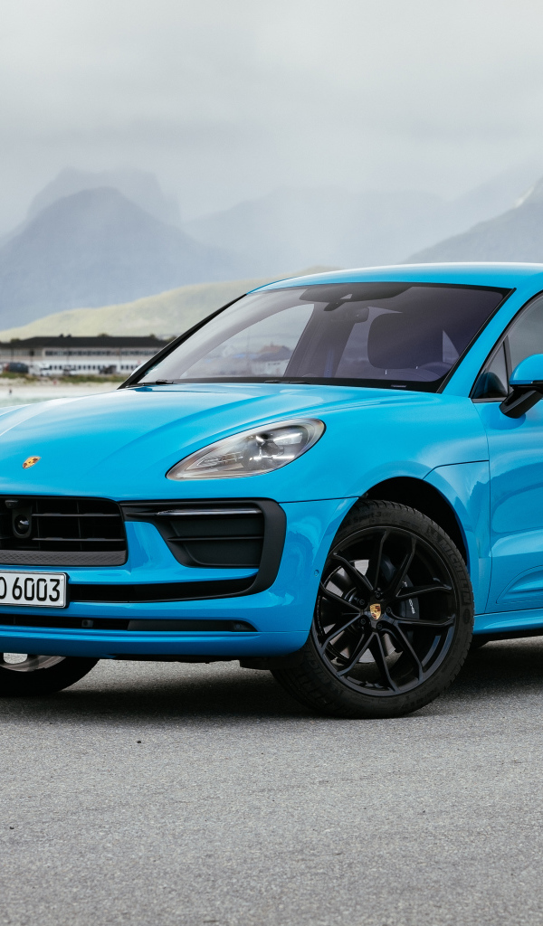 Голубой Porsche Macan 2021 года вид спереди