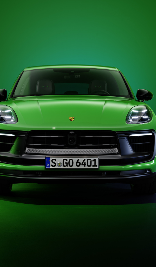 Зеленый Porsche Macan GTS Sport Package 2021 года вид спереди