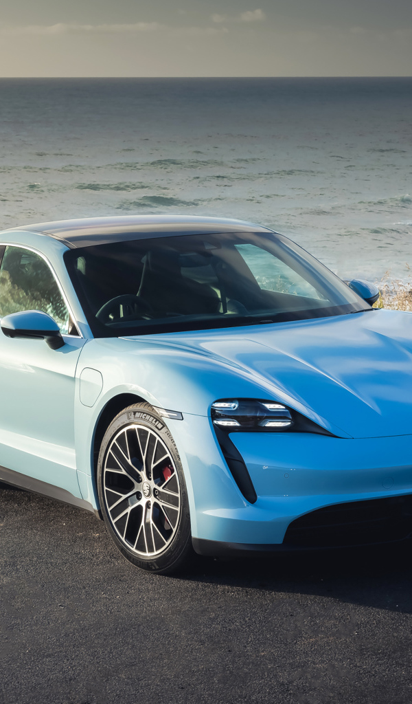Автомобиль Porsche Taycan 4S у моря