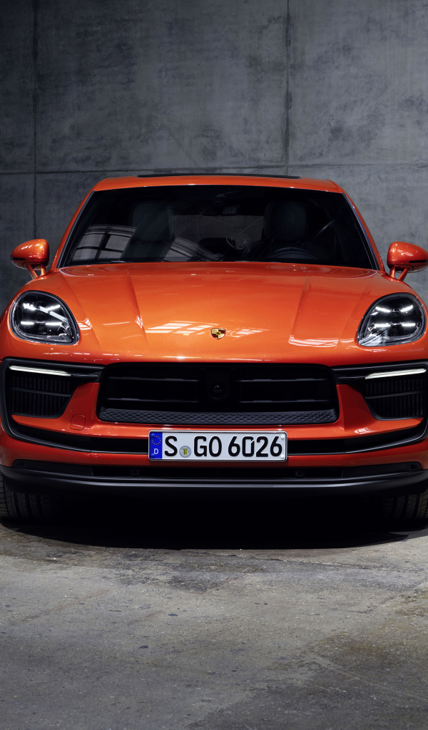 Красный Porsche Macan S 2021 года на сером фоне