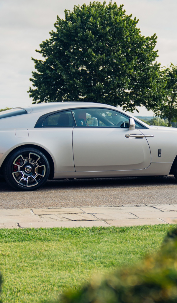 Автомобиль Rolls-Royce Black Badge Wraith 2021 года вид сбоку