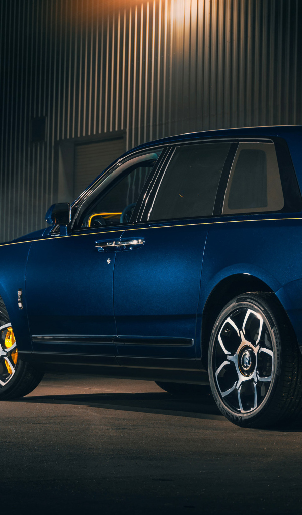 Синий внедорожник Rolls-Royce Cullinan Black Badge 2021 года вид сзади