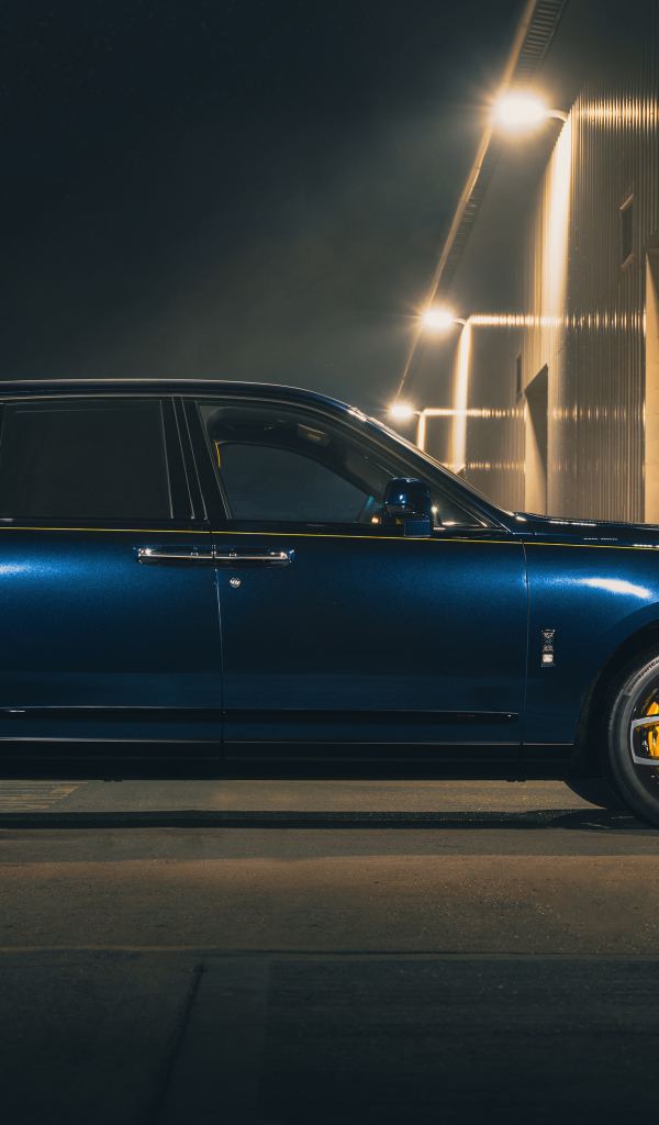 Внедорожник Rolls-Royce Cullinan Black Badge 2021 года вид сбоку