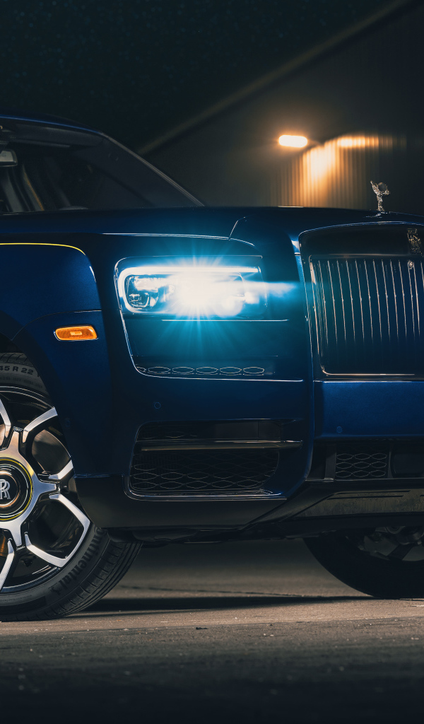 Автомобиль Rolls-Royce Cullinan Black Badge 2021 года с включенными фарами