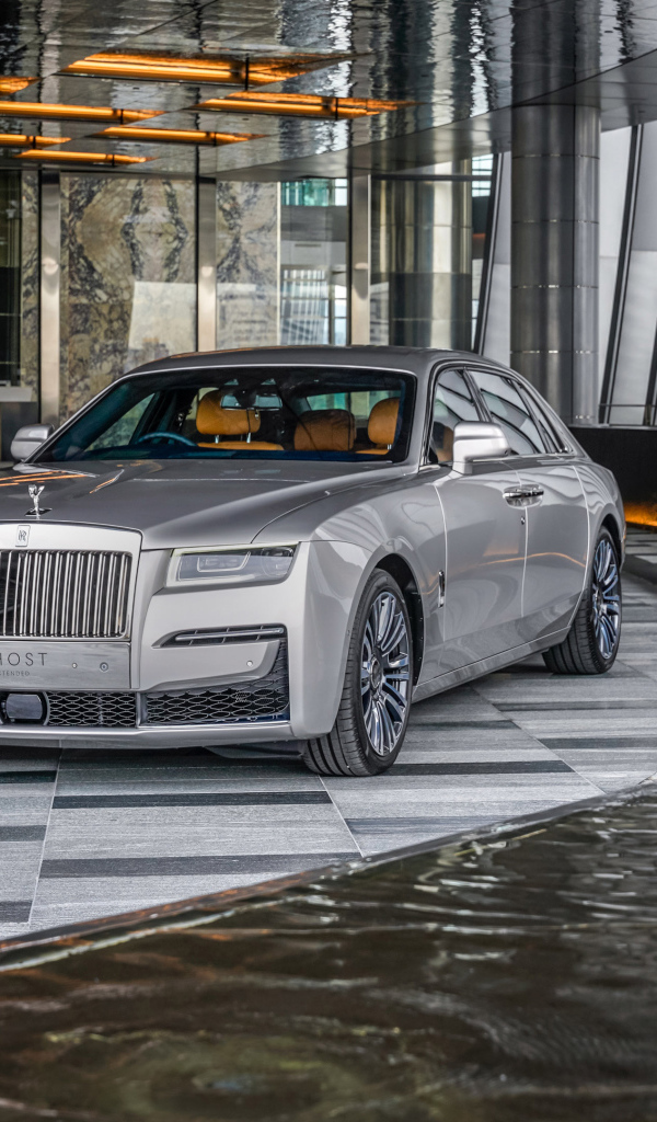 Автомобиль Rolls-Royce Ghost EWB 2021 года у воды