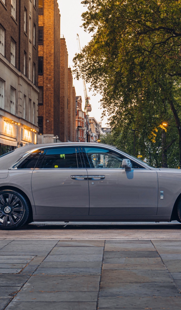 Автомобиль Rolls-Royce Ghost 2021 года вид сбоку