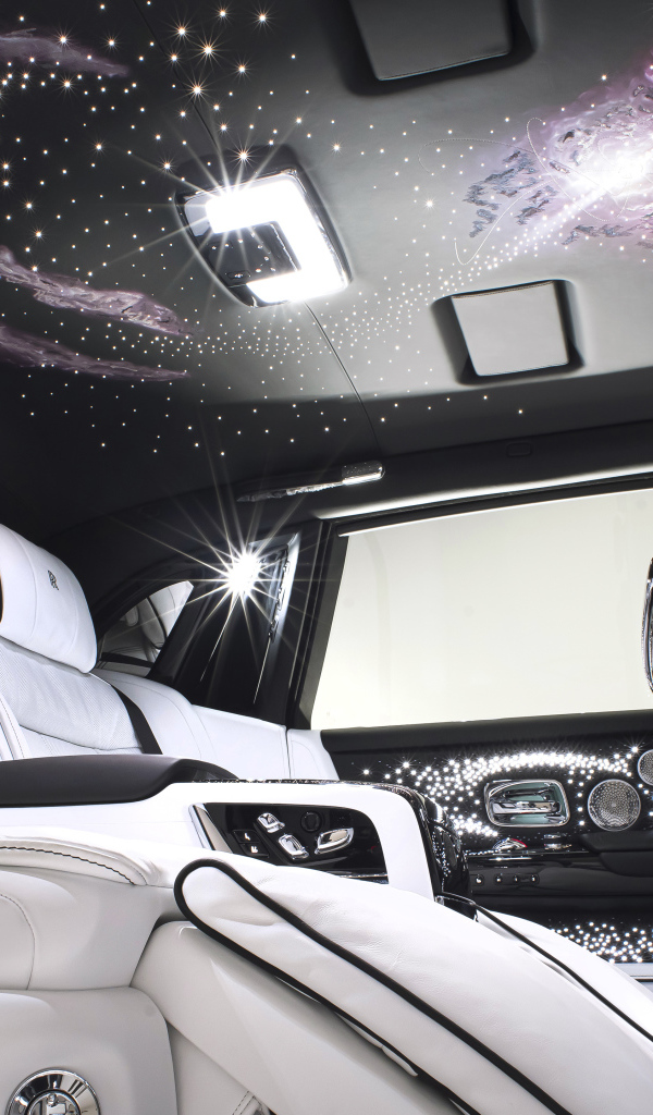 Белый кожаный салон автомобиля Rolls-Royce Phantom 2022 года