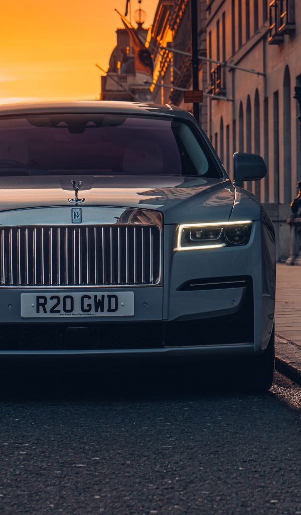 Дорогой автомобиль Rolls-Royce Ghost 2021 года вид спереди