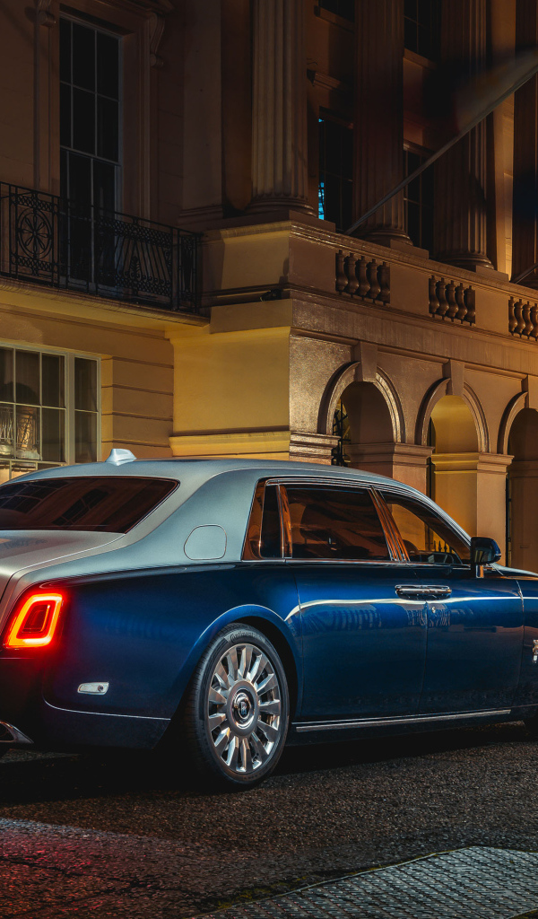 Дорогой автомобиль Rolls-Royce Phantom Extended, 2021 года вид сзади