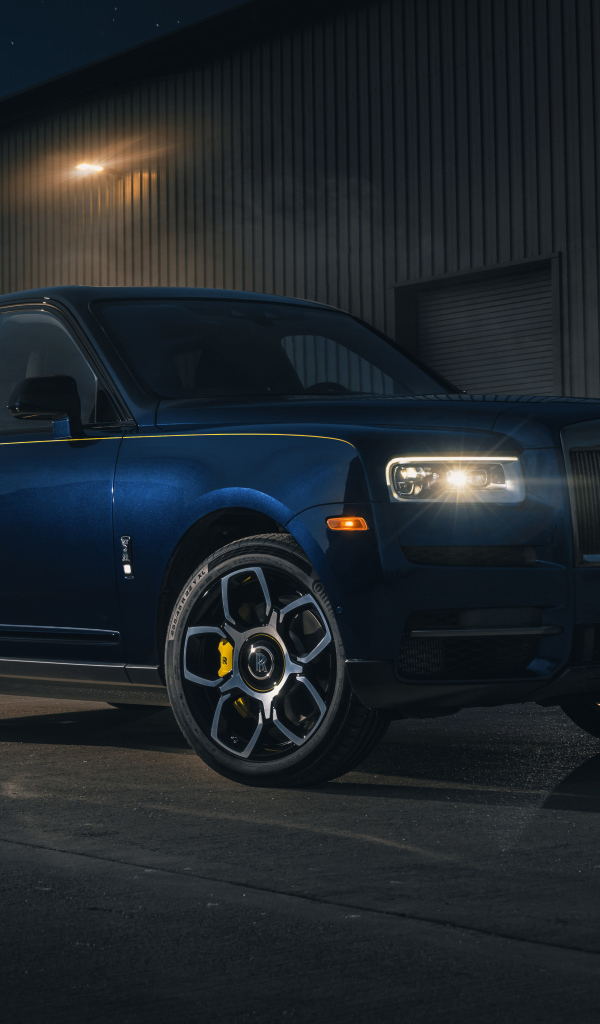 Дорогой стильный внедорожник Rolls-Royce Cullinan Black Badge 2021 года