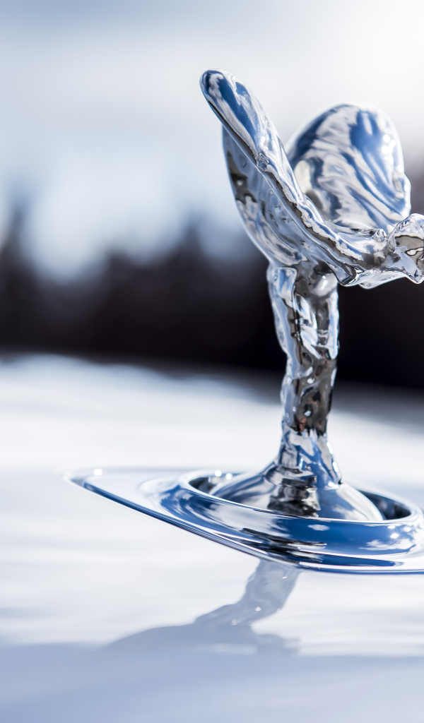 Изображение богини Ники на автомобиле Rolls-Royce Spirit Of Ecstasy