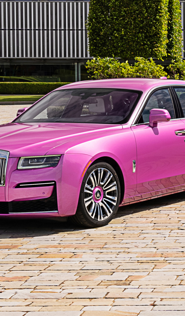 Розовый дорогой автомобиль ROLLS-ROYCE Cullinan, 2021 года