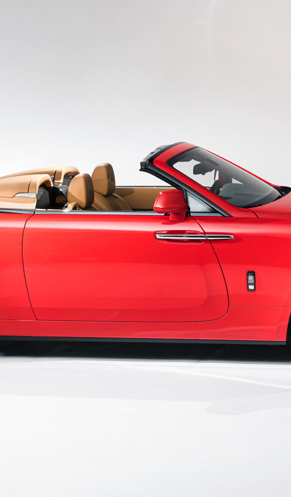 Красный кабриолет Rolls-Royce Phantom EWB, 2022 года на белом фоне