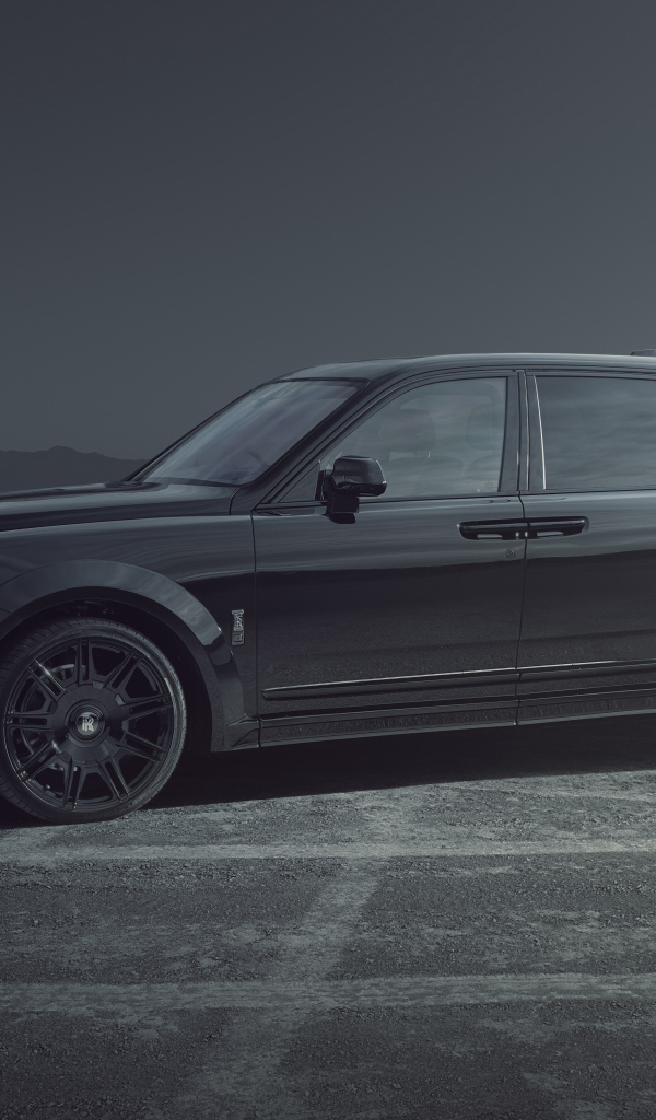 Автомобиль Rolls-Royce Cullinan, 2021 года в тумане