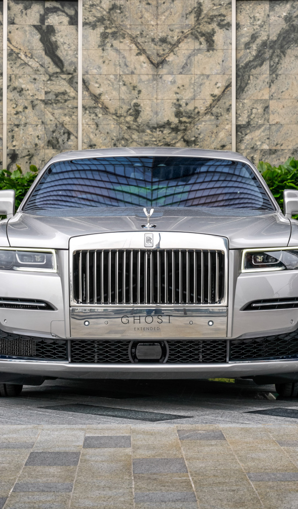 Серебристый Rolls-Royce Ghost EWB 2021 года вид спереди