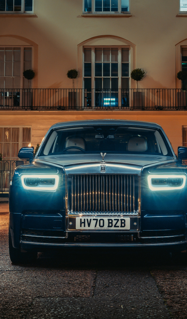 Стильный автомобиль Rolls-Royce Phantom Extended, 2021 года вид спереди