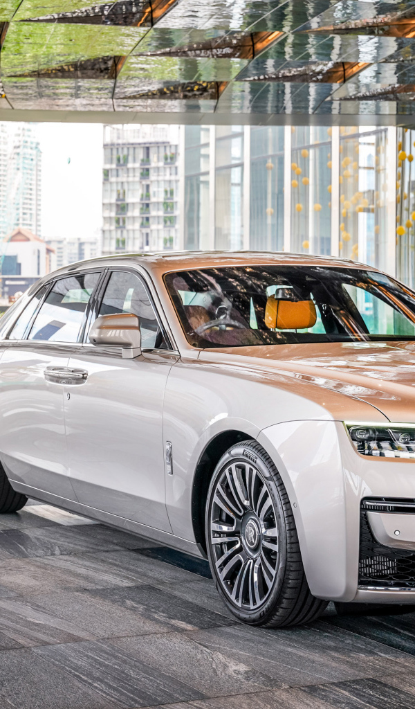Стильный дорогой автомобиль  Rolls-Royce Ghost EWB 2021 года в здании