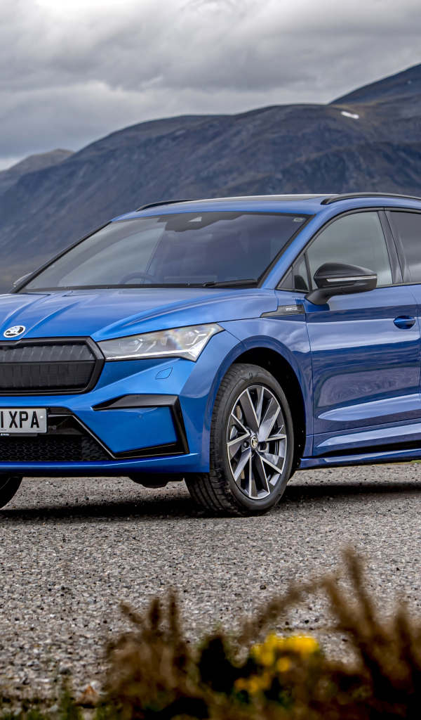 Красивый автомобиль Skoda Enyaq Sportline IV 80, 2021 года на фоне гор