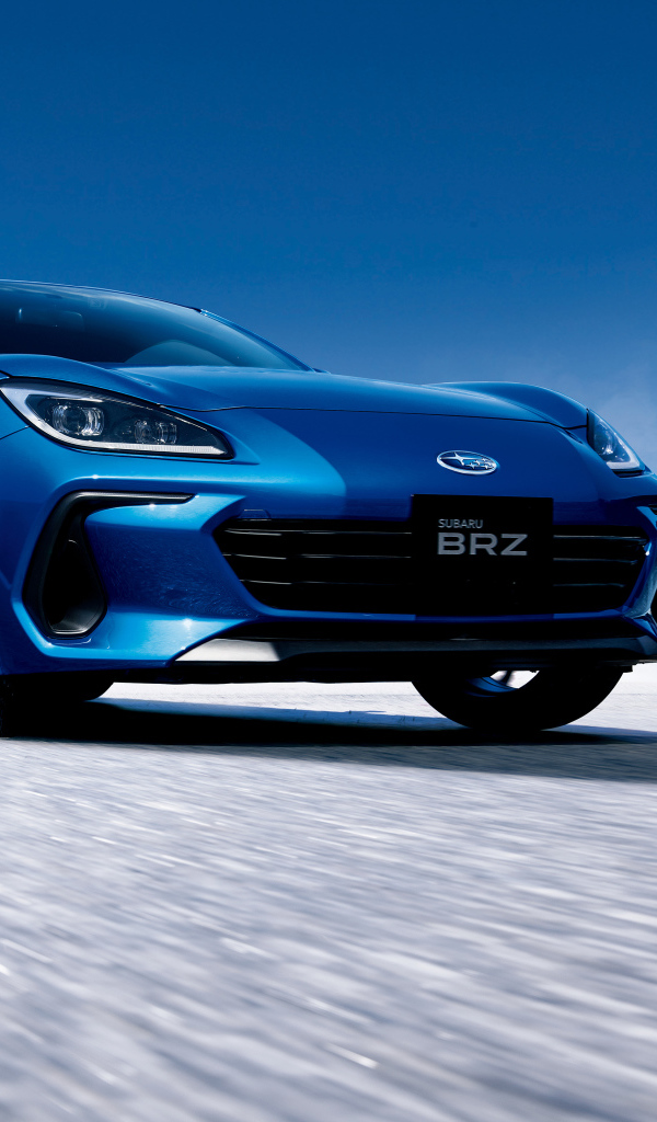 Синий автомобиль Subaru BRZ 2021 года на трассе
