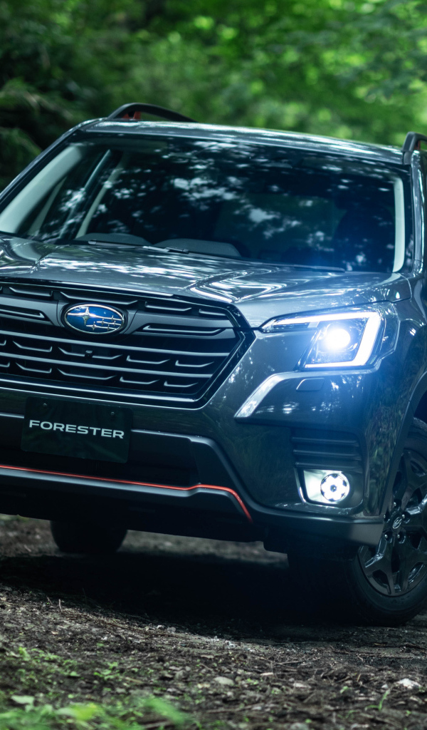 Внедорожник Subaru Forester X-Break 2021 года с включенными фарами