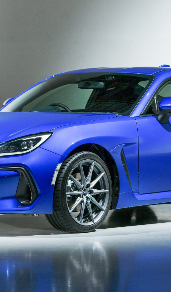 Синий автомобиль Subaru BRZ 2021 года вид спереди