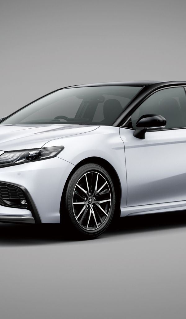 Автомобиль Toyota Camry 2021 года на сером фоне