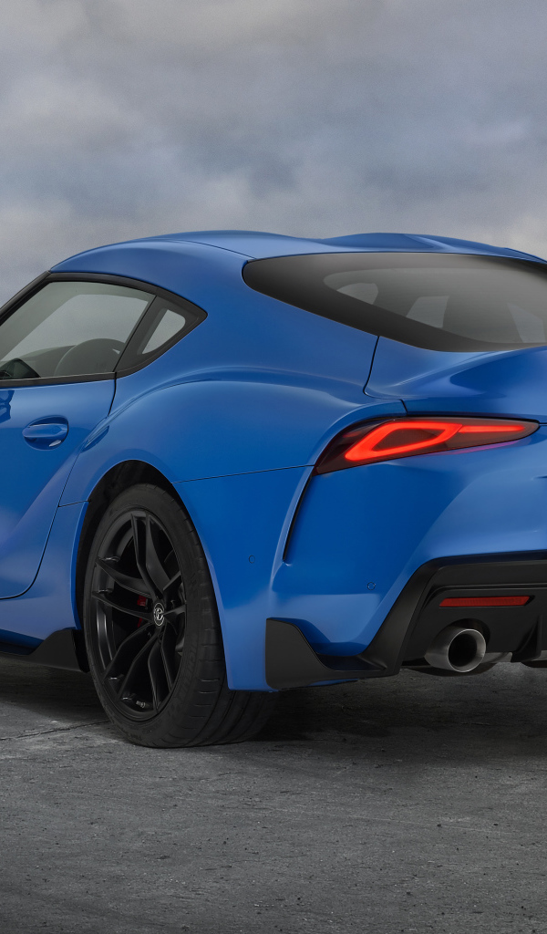 Автомобиль Toyota GR Supra. 2021 года вид сзади