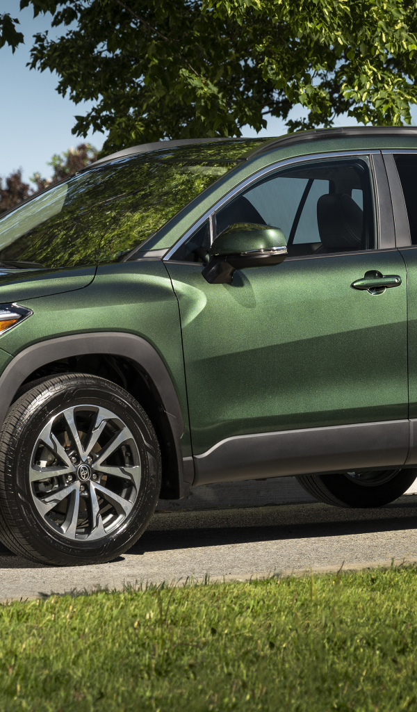 Зеленый автомобиль Toyota Corolla Cross XLE AWD, 2022 года