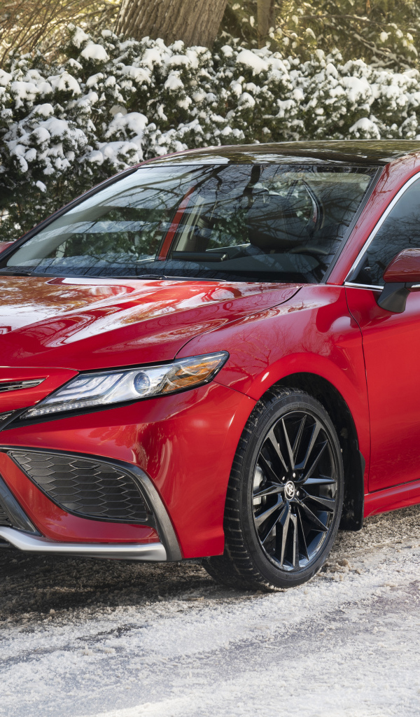 Красный автомобиль  Toyota Camry XSE AWD, 2021 года зимой