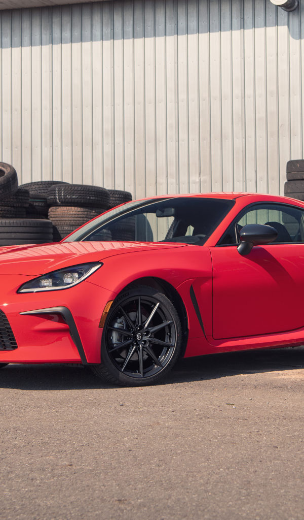 Красный автомобиль Toyota GR 86 Premium, 2022 года