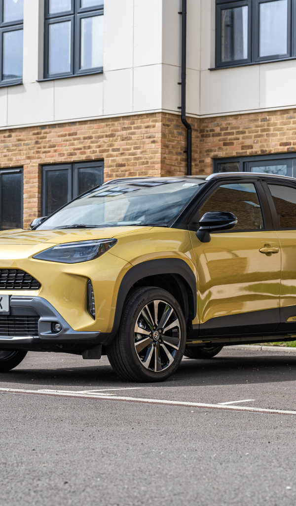 Внедорожник Toyota Yaris  у дома