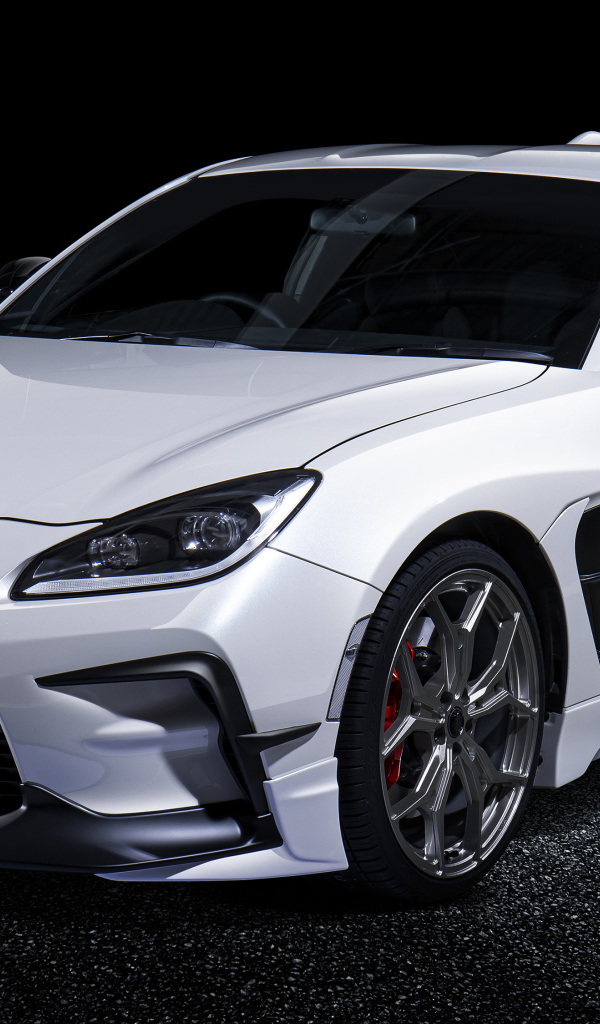 Белый автомобиль Toyota GR 86 GR With GR Parts 2021 года на черном фоне