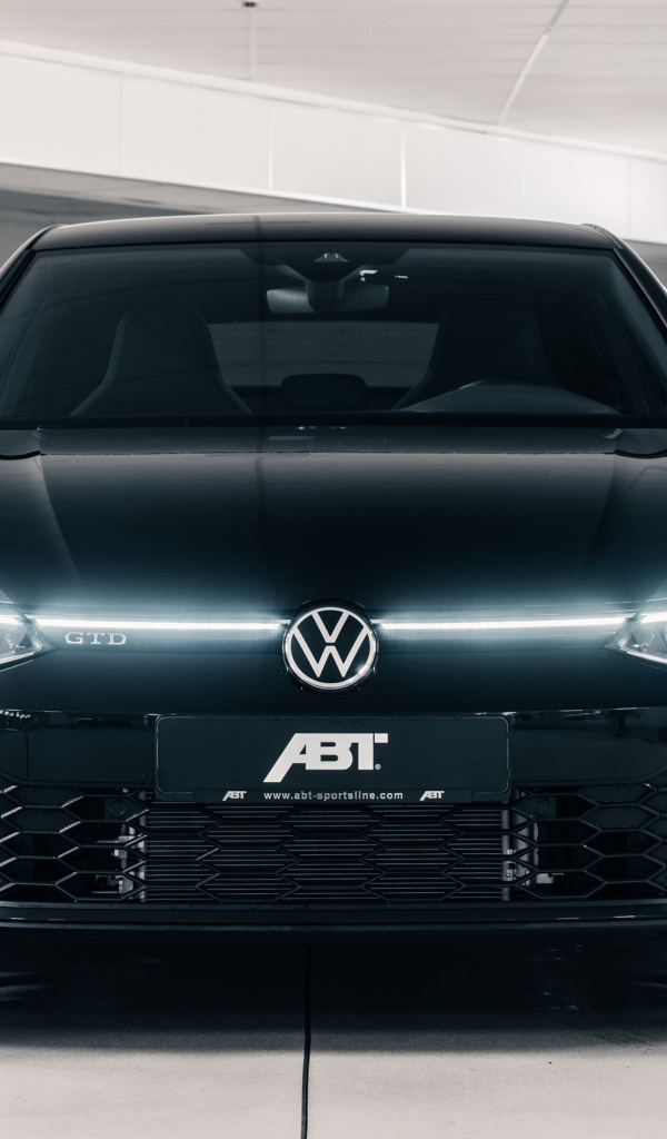 Черный автомобиль ABT Volkswagen Golf GTD 2021 года вид спереди
