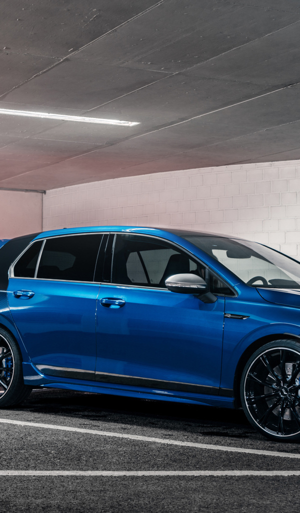 Синий автомобиль ABT Volkswagen Golf R 2021 года на парковке