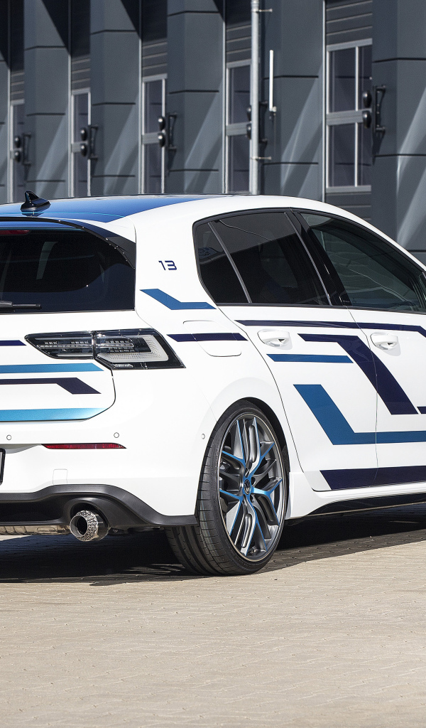 Автомобиль Volkswagen Golf GTE Skylight 2021  года вид сзади