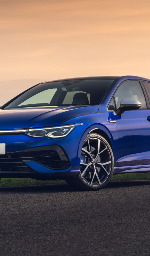 Синий автомобиль Volkswagen Golf R 2021 года