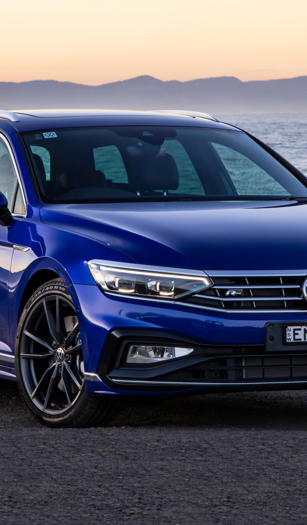 Синий автомобиль Volkswagen Passat R-Line Variant 2021 года у воды